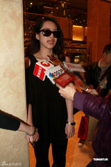 组图：潘霜霜黑色露肩装淡妆示人 回应艳照事件