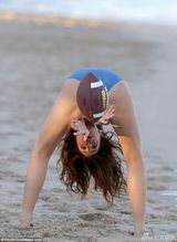 组图：幼齿妈咪海滩玩橄榄球 性感姿势抛巨波