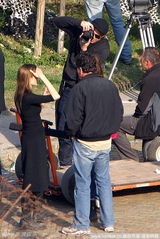 组图：皮特变“狗仔”对朱莉如痴如醉 探班大方拥吻