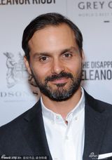 组图：《他和她的情事》杰西卡低胸蓝裙露沟