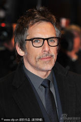 幻灯：本-斯蒂勒《格林伯格》首映 红裙女主角亮丽