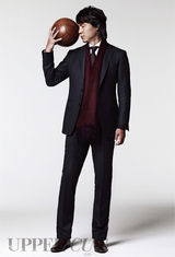 组图：韩男足主教练洪明甫拍写真 变身模特型男