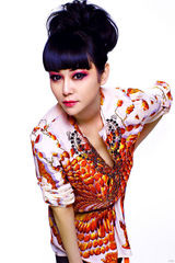 组图：石梅拍摄早春温暖写真 桔色短装秀俏皮