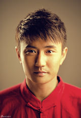 组图：叶静推出贺岁写真 着大红色喜庆唐装