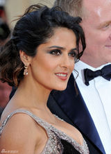 组图：海耶克戛纳携夫走秀 深V黑裙大秀傲人双峰