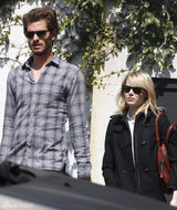 组图：艾玛和加菲尔德戴情侣墨镜外出