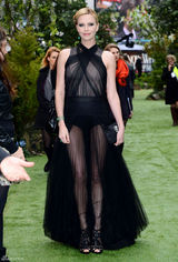 高清图：《白雪公主与猎人》伦敦首映 塞隆美艳