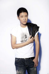 组图：坚果男友任重推时尚大片 帅气逼人简约时尚