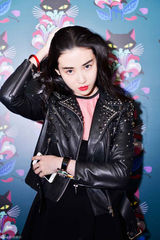 组图：张辛苑时装周收官 22套造型创纪录