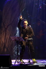 高清组图：陈奕迅香港开唱 靠唱功长裤T恤也疯狂