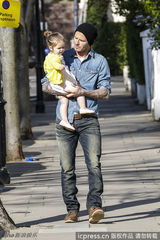 组图：小贝抱爱女逛街 小七手指镜头萌样可爱