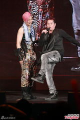 组图：罗志祥香港开唱 谭咏麟相挺当和事佬