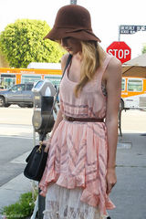 高清图：泰勒-斯威夫特街拍 粉色上衣搭蕾丝裙