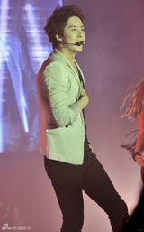 高清图：SS501金亨俊香港会歌迷 劲歌热舞亲密互动