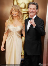 组图：老牌甜姐戈尔迪-霍恩金裙露灿笑