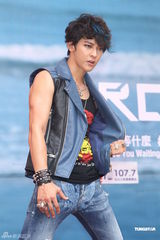 组图：汪东城摇滚风会歌迷 否认与炎亚纶有心结