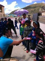 组图：于小伟只身前往玉树送爱心 变成“孩子王”