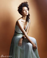 组图：张歆艺清雅封面照尽显华美典雅气质