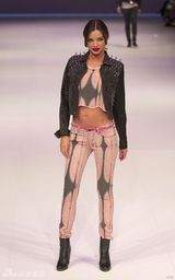 组图：奥兰多娇妻米兰达-可儿性感走秀妩媚多姿