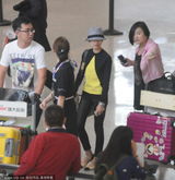 组图：董洁素颜现身机场 笑容满面似走出阴影