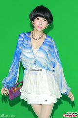 组图：吴君如加拍《金鸡》重口戏 怀抱大香蕉