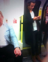 组图：外国男神搭地铁 卷福造型经典美队低调