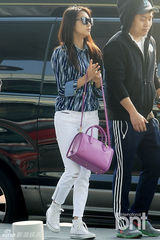 组图：韩团SISTAR赴港开唱 睡眼惺忪哈欠连天