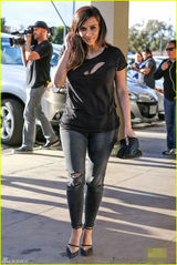 组图：卡戴珊与姐妹外出郊游 镂空衣豪放露半球