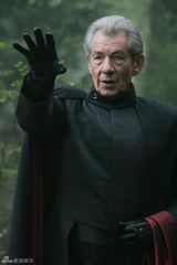 组图：指环王甘道夫拍戏被误认乞丐施舍零钱