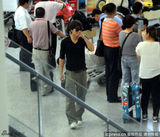 组图：言承旭休闲便装亮相 墨镜遮面笑对粉丝