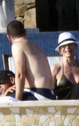 高清组图：卡梅隆-迪亚兹日光浴秀半老性感身材