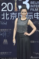 组图：孙宁美裙亮相蓝毯 于和伟挽李琳现身