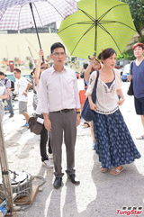 组图：刘心悠秀事业线开工 彭顺探班给执导意见