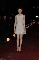 组图：孙俪白裙优雅现身 为小朋友彩绘显亲和