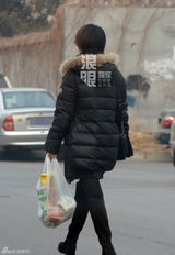 组图：谢楠独自回京吴京司机接送