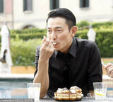 高清图：刘德华提前庆生大快朵颐 吃蛋糕舔手指