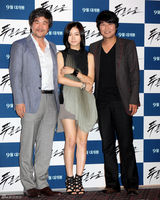 高清组图：韩星宋康昊申世京新片《蓝盐》媒体首映