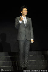 组图：玄彬广州跳激光舞 与粉丝玩自拍显亲和