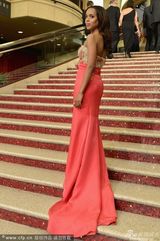 组图：凯莉-华盛顿嫩粉亮片鱼尾裙亮相红毯