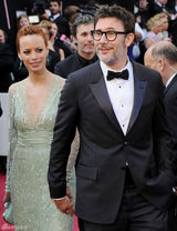 高清组图：奥斯卡红毯《艺术家》导演携妻亮相