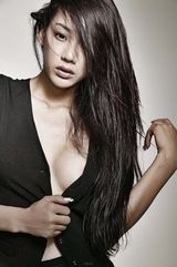 组图：模特金美辛拍性感写真 透视装姿态撩人