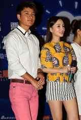 组图：李小璐恢复苗条热裤秀腿 揽贾乃亮做公益