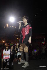 组图：苏打绿为啤酒节献唱 青峰现场掀高潮