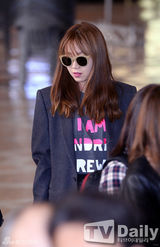 组图：韩星孔孝真赴中国出席活动 机场秀时尚