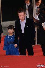 组图：文隽携小女孩走红毯 萝莉呆萌翘莲花指