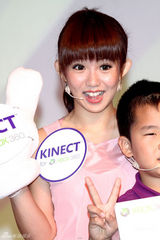 组图：郭书瑶粉红小洋装现身 与小童星共体验电玩