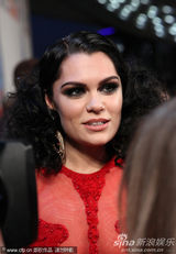 组图：Jessie J透视裙极尽诱惑 登台为火星哥颁奖