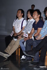 组图：五月天献爱心助学贫困孩童