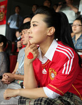 组图：谭晶中荷大战着国足队服领唱国歌