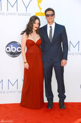 组图：艾美奖红毯 凯特-戴琳斯携男友抚发风骚